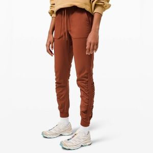 Lululemon beyond the studio jogger dark terracotta size 6